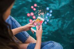 Ragazza che manda messaggi in chat e mette like