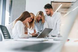 alcuni colleghi mentre studiano una strategia di marketing