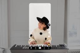 foto di un video pubblicato su TikTok di una musicista mentre suona la pianola