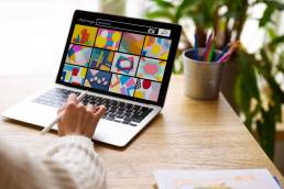 una grafica al computer mentre sceglie quali colori meglio si addicono al font scelto per il suo sito