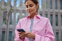 ragazza che legge il nuovo articolo sulle digital news dal suo mobile