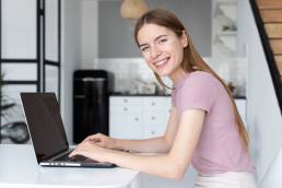 ragazza mentre scrive al computer