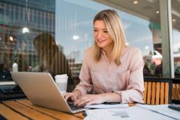 ragazza al computer seduta in un bar