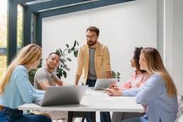 gurppo di colleghi mentre lavora insieme ad un progetto