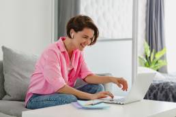 una ragazza esperta di marketing mentre lavora al suo computer da casa