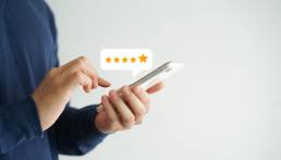 una persona mentre scrive una recensione da mobile
