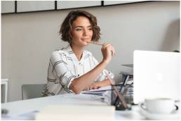 una ragazza mentre si sta occupando di svolgere un'analisi SWOT sul suo computer