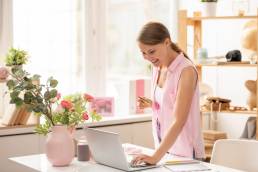 una ragazza mentre fa acquisti online