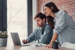 due ragazzi mentre chiedono aiuto a ChatGPT per risolvere un problema