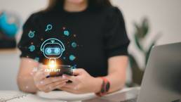 una ragazza mentre usa chatGPT dal suo dispositivo mobile