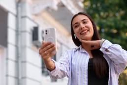ragazza mentre si scatta un selfie con il suo iPhone
