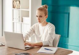 esperta di marketing mentre lavora al computer seduta alla scrivania