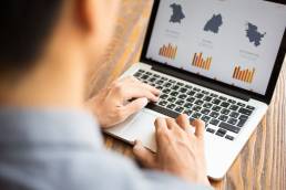 un ragazzo mentre analizza dati dal suo portatile