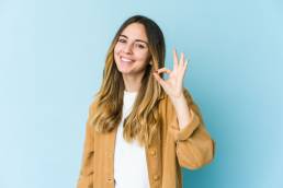 ragazza mentre fa il segno dell'ok con la mano