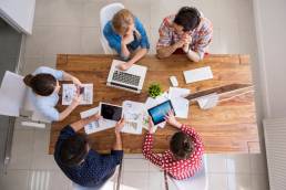 gruppo di colleghi mentre lavora ad un progetto