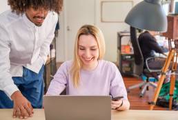 due colleghi mentre lavorano insieme al computer