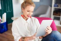 una ragazza mentre chatta con un chatbot dal suo tablet