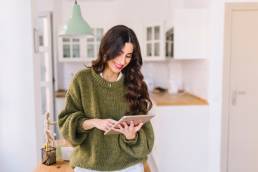 una ragazza mentre lavora con il suo iPad