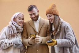 giovani ragazzi mentre si divertono con l'iPhone in mano