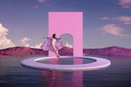 ballerina che danza su uno specchio d'acqua