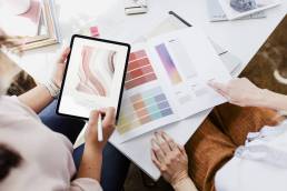 deu donne mentre scelgono dei colori da un catalogo