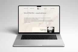 Laptop su sfondo bianco che mostra una pagina web intitolata 