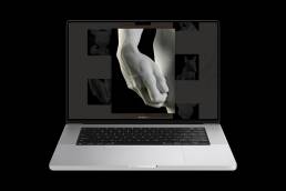 Laptop su sfondo nero che mostra un’immagine centrale di una scultura in marmo con sfondo nero