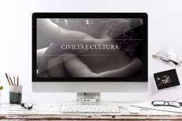 iMac su una scrivania, con la schermata che mostra una pagina web dal titolo 