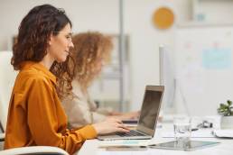 due donne in ufficio mentre lavorano al computer