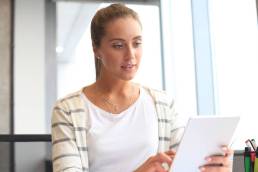ragazza mentre lavora con il tablet