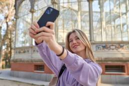 una ragazza bionda mentre si scatta un selfie