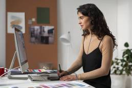 interior designer mentre sta lavorando nel suo ufficio