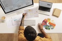 vista dall'alto di un uomo mentre lavora