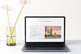 Laptop con pagina del concorso Nature&rsquo;s ForLongevity e immagine del Ponte Alexandre III a Parigi
