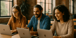 gruppo di persone giovani mentre lavorano con il loro laptop in un loft