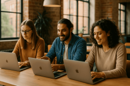 gruppo di persone giovani mentre lavorano con il loro laptop in un loft