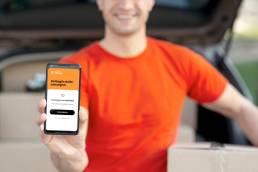 Corriere mostra app Happy Delivery consegna completata